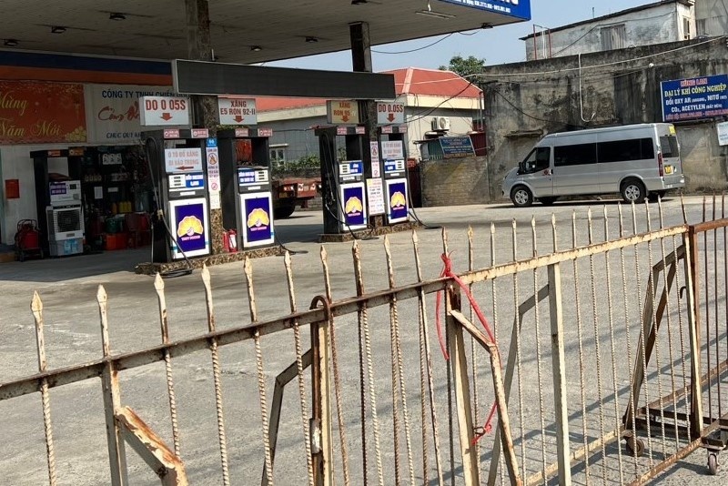 Nhieu cua hang xang dau o TP.HCM tiep tuc dong cua hinh anh