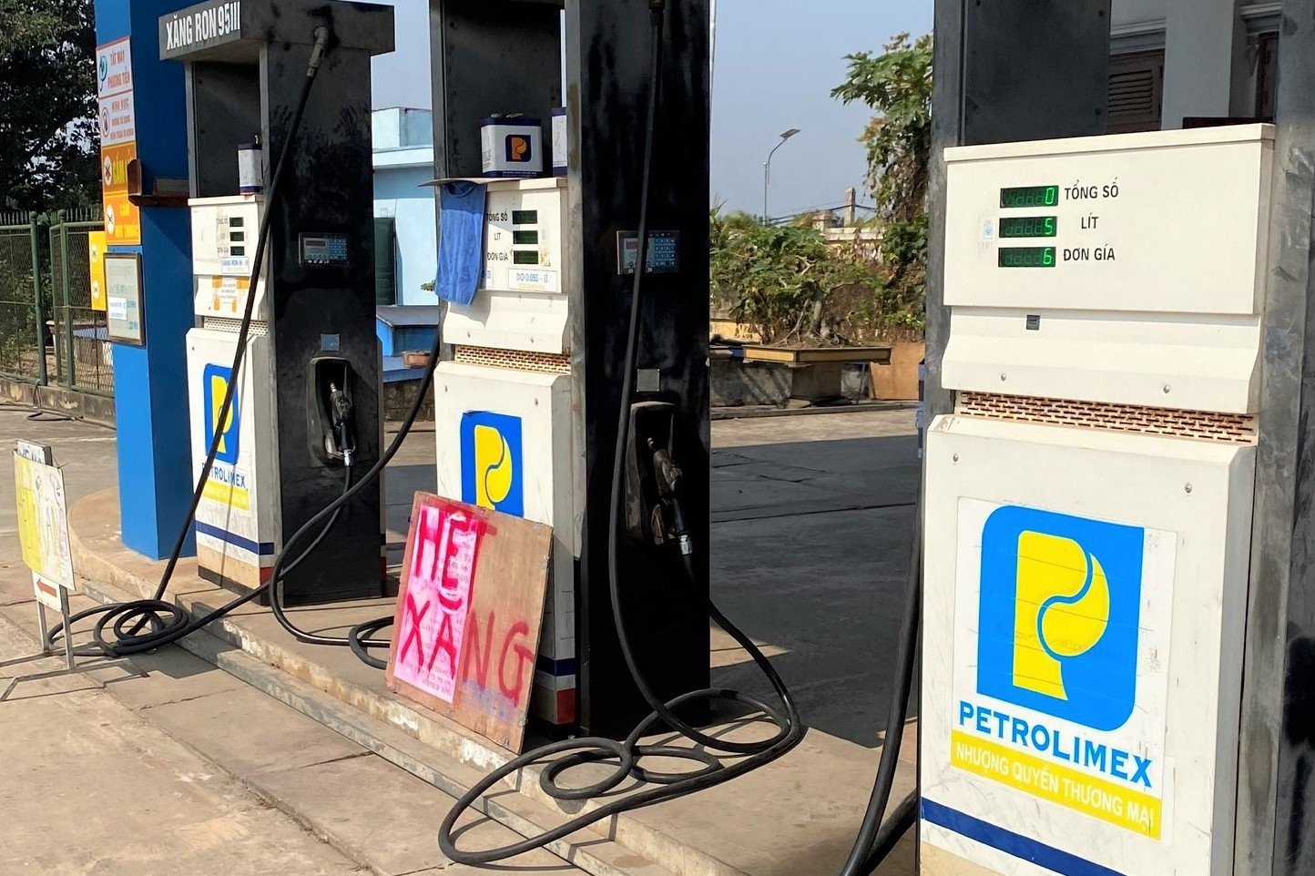 Loat doanh nghiep xang dau bi xu phat vi gam hang hinh anh