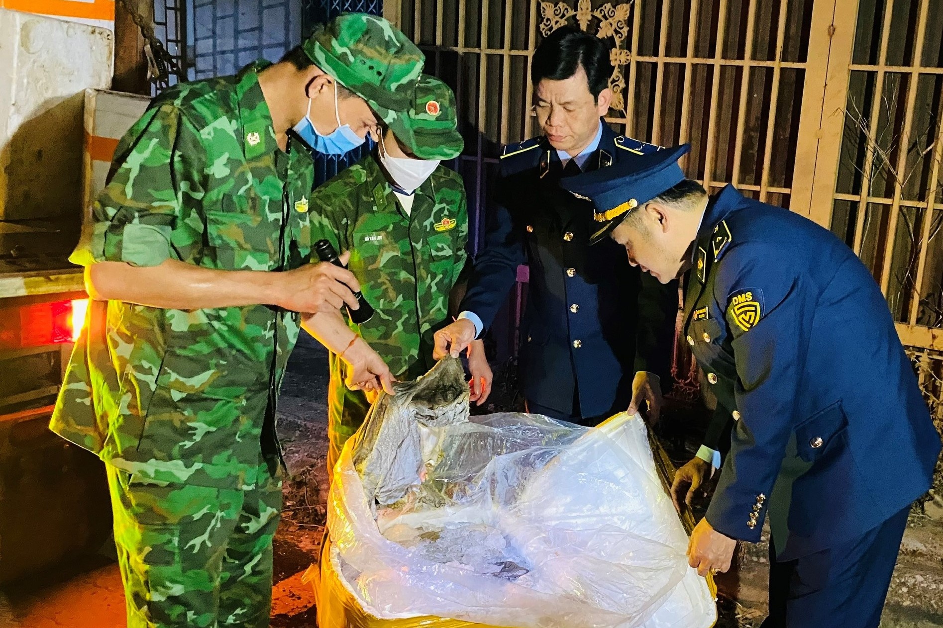 Chan 1,7 tan long lon thoi tren duong di tieu thu hinh anh