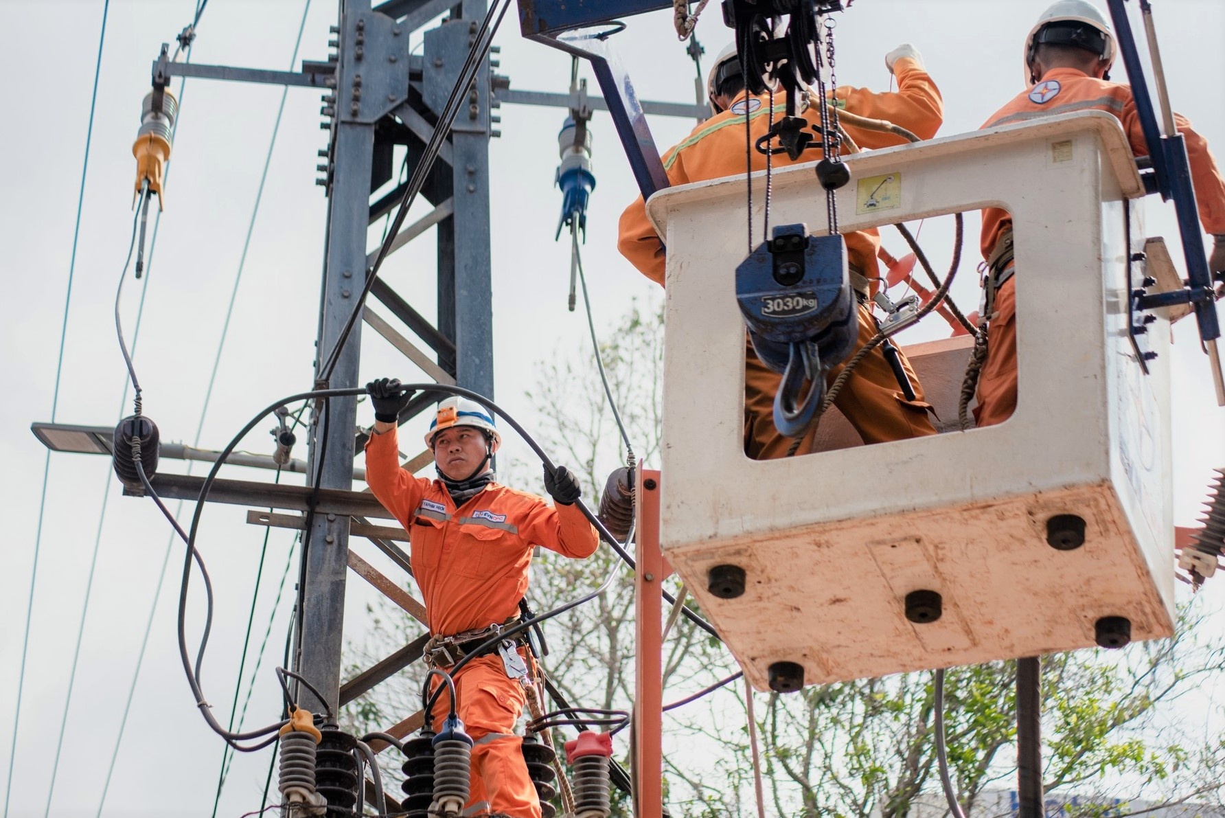 EVN uoc lo 44.000 ty dong trong 6 thang dau nam hinh anh