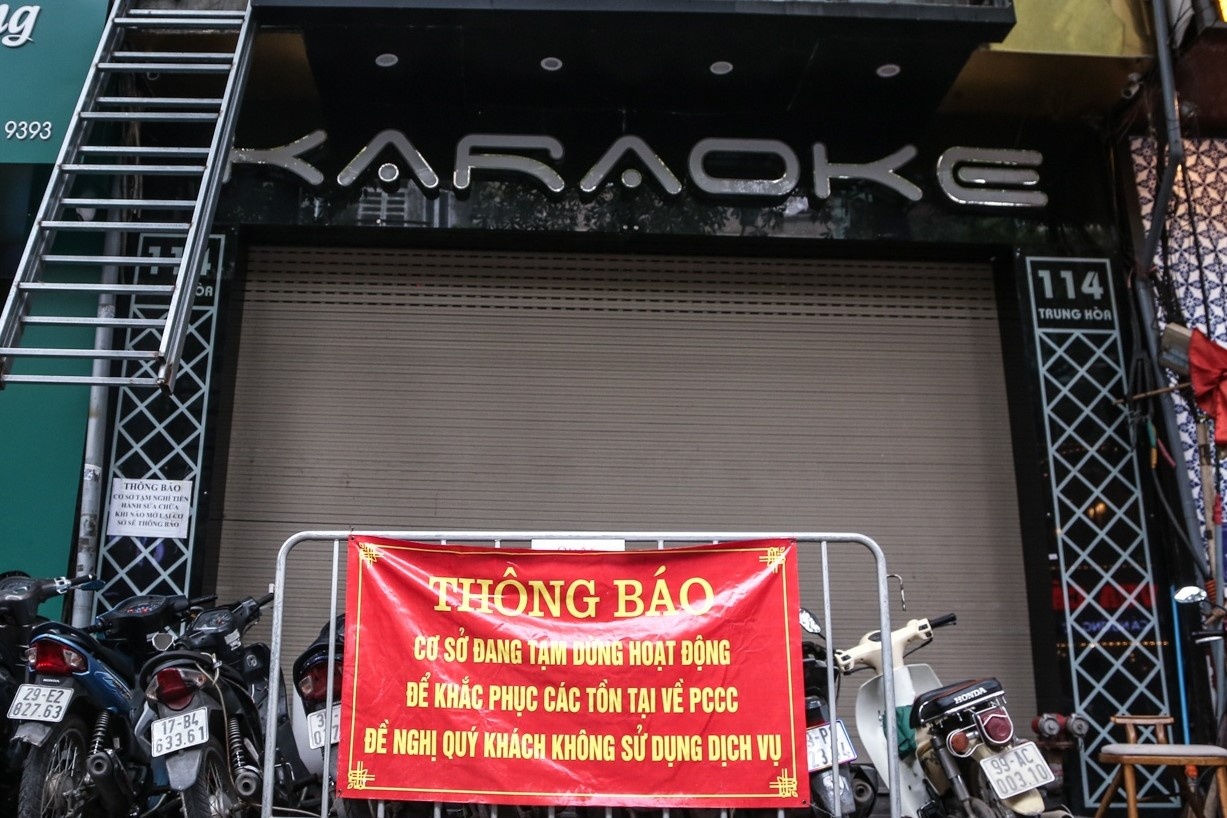Cong an Ha Noi hoa toc yeu cau go kho cho quan karaoke trong 10 ngay hinh anh