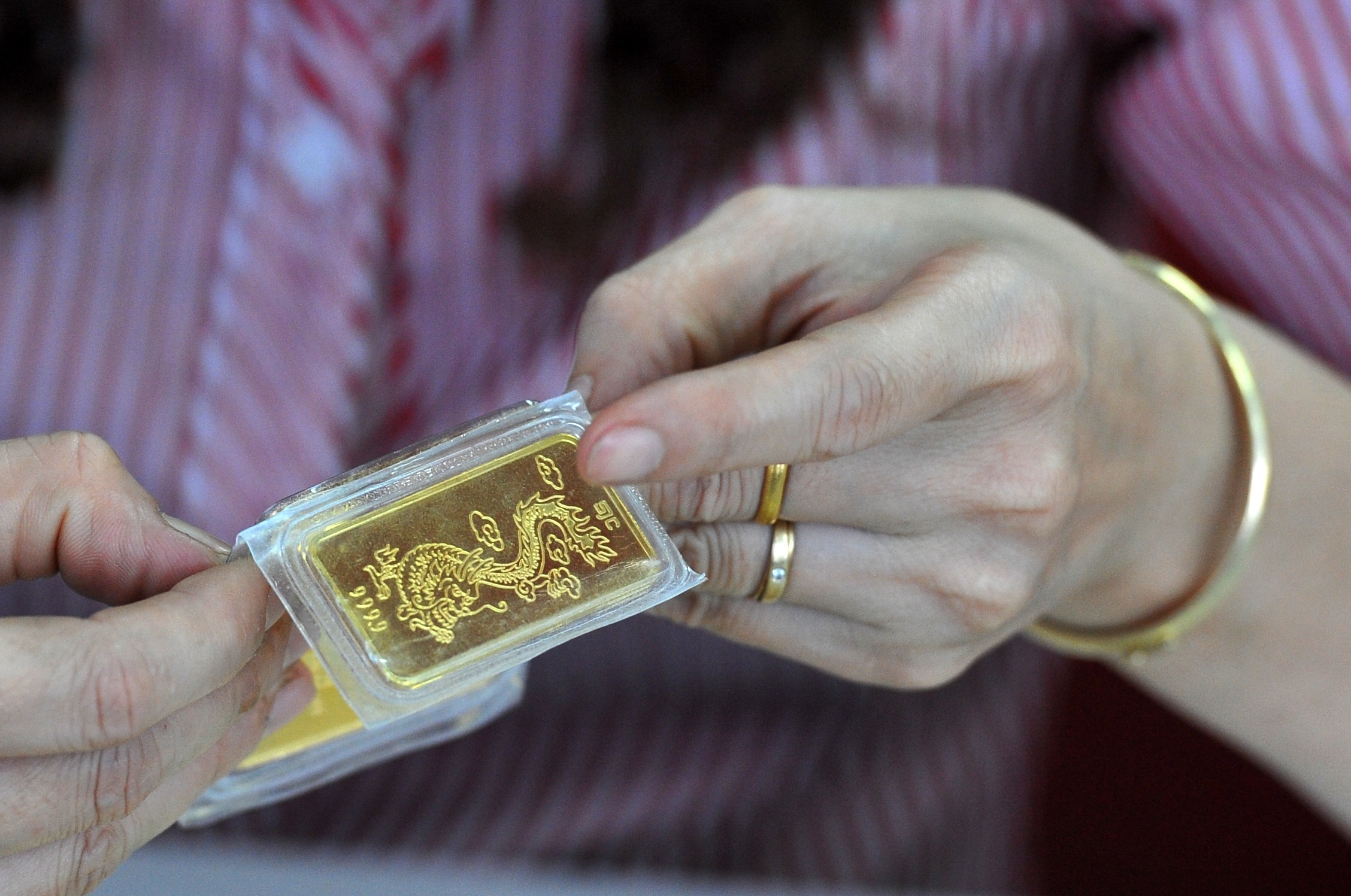 Gia vang tang 'nong' anh huong the nao den chung khoan? hinh anh