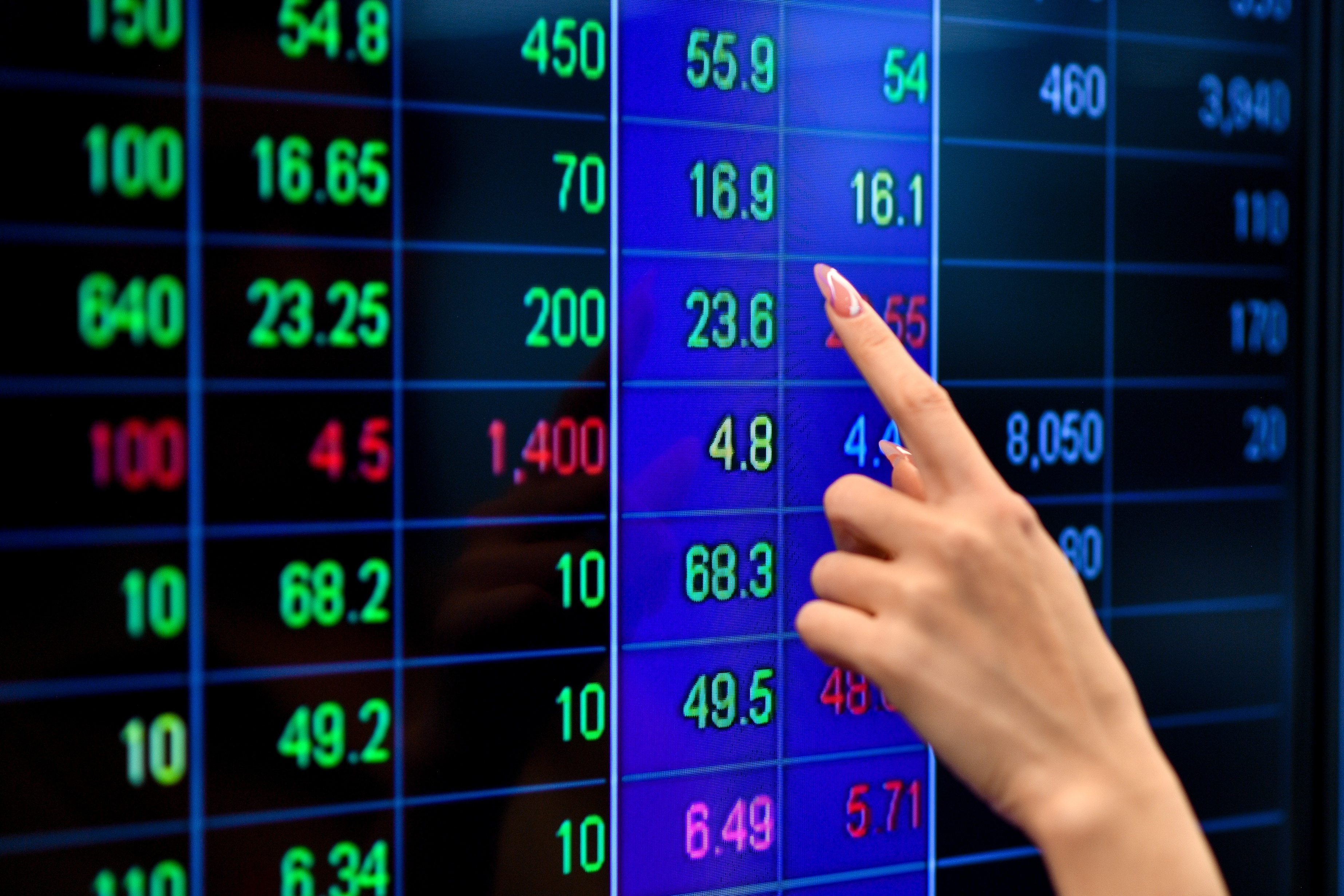 Phat nua ty dong vi dung 24 tai khoan thao tung gia co phieu hinh anh