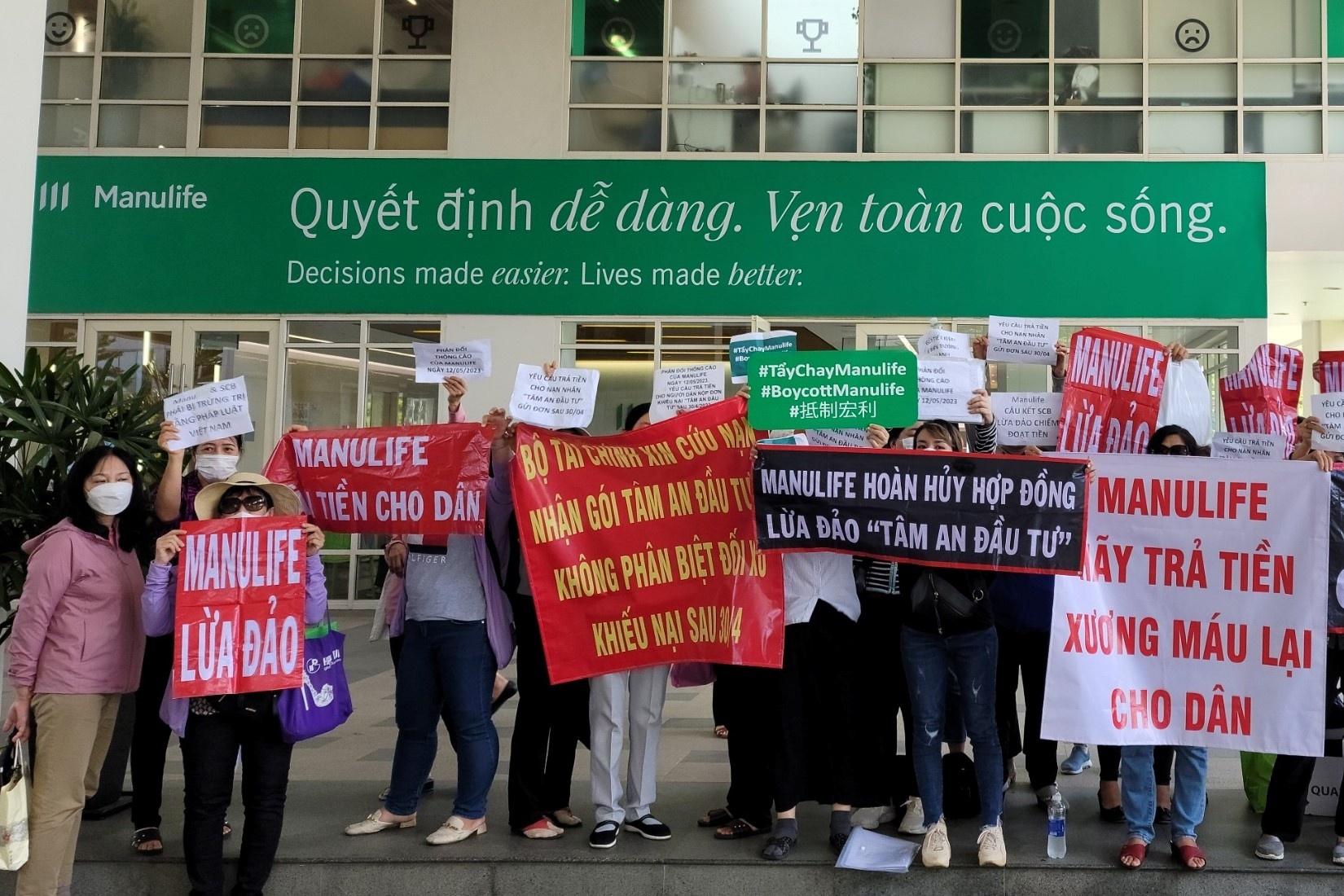 Khach hang to Manulife phan biet doi xu hinh anh