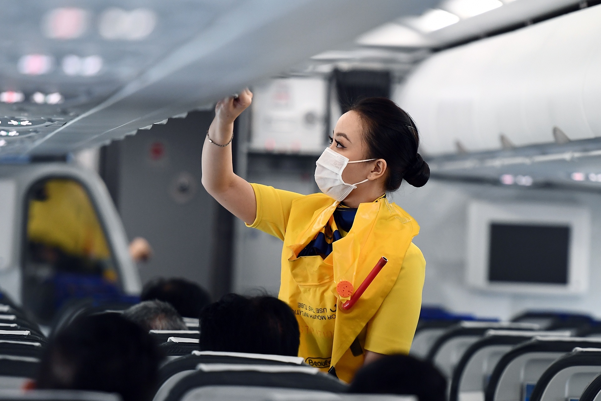 Tranh luan ve viec bo tran va san gia ve may bay hinh anh