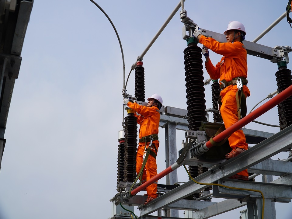 Nang nong gay gat dai ngay, mien Bac co thieu dien tro lai? hinh anh