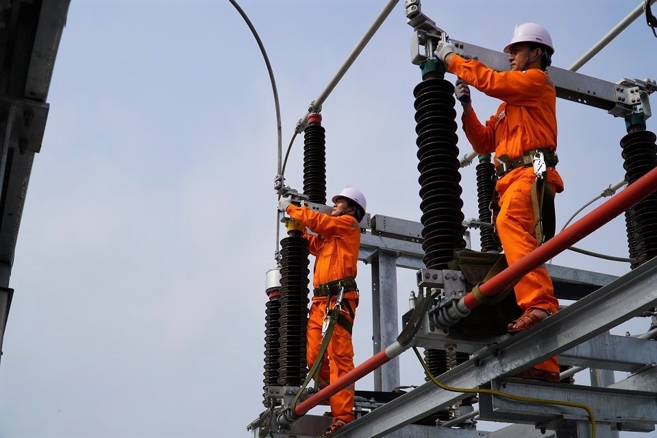 Thuy dien can nuoc, nhiet dien than truc trac, dien tai tao van vuong hinh anh