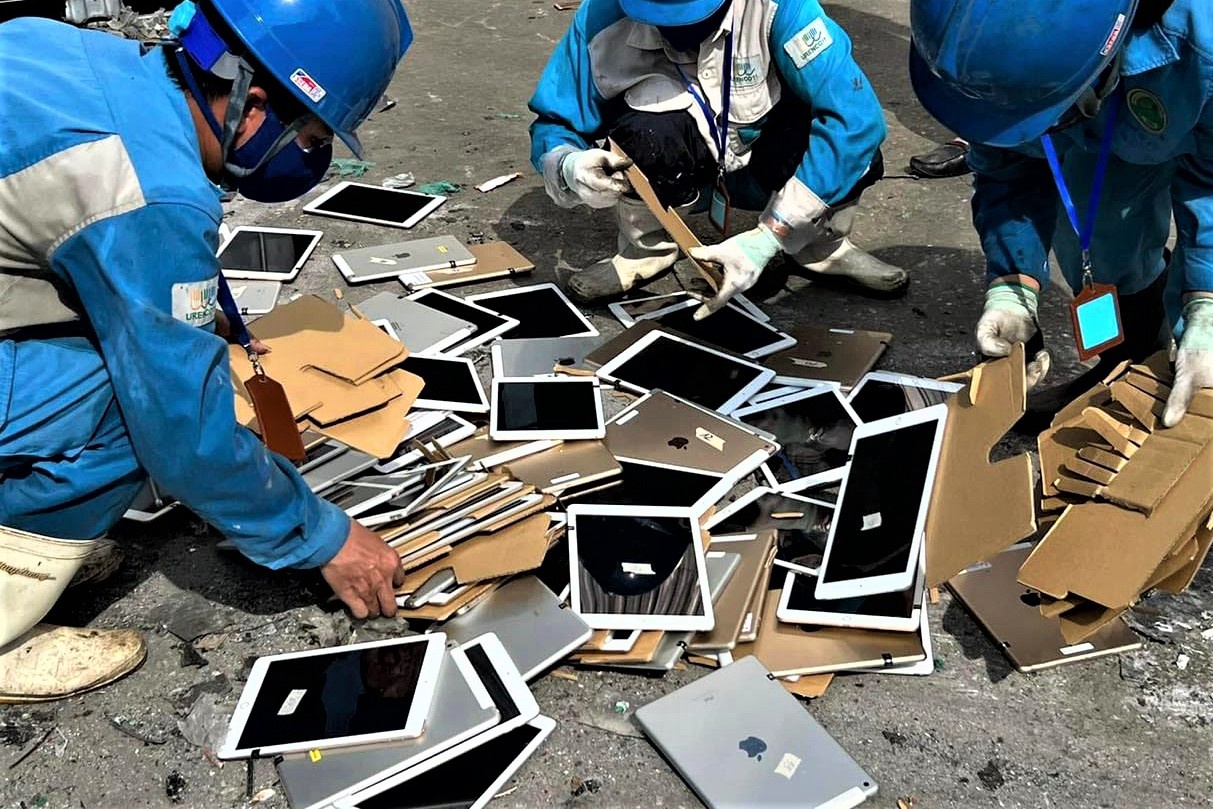 Ha Noi tieu huy hon 1.000 chiec iphone, iPad nhap lau hinh anh