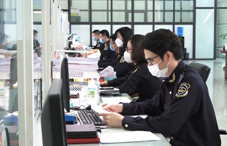 Loat giam doc doanh nghiep bi tam hoan xuat canh vi no thue hinh anh