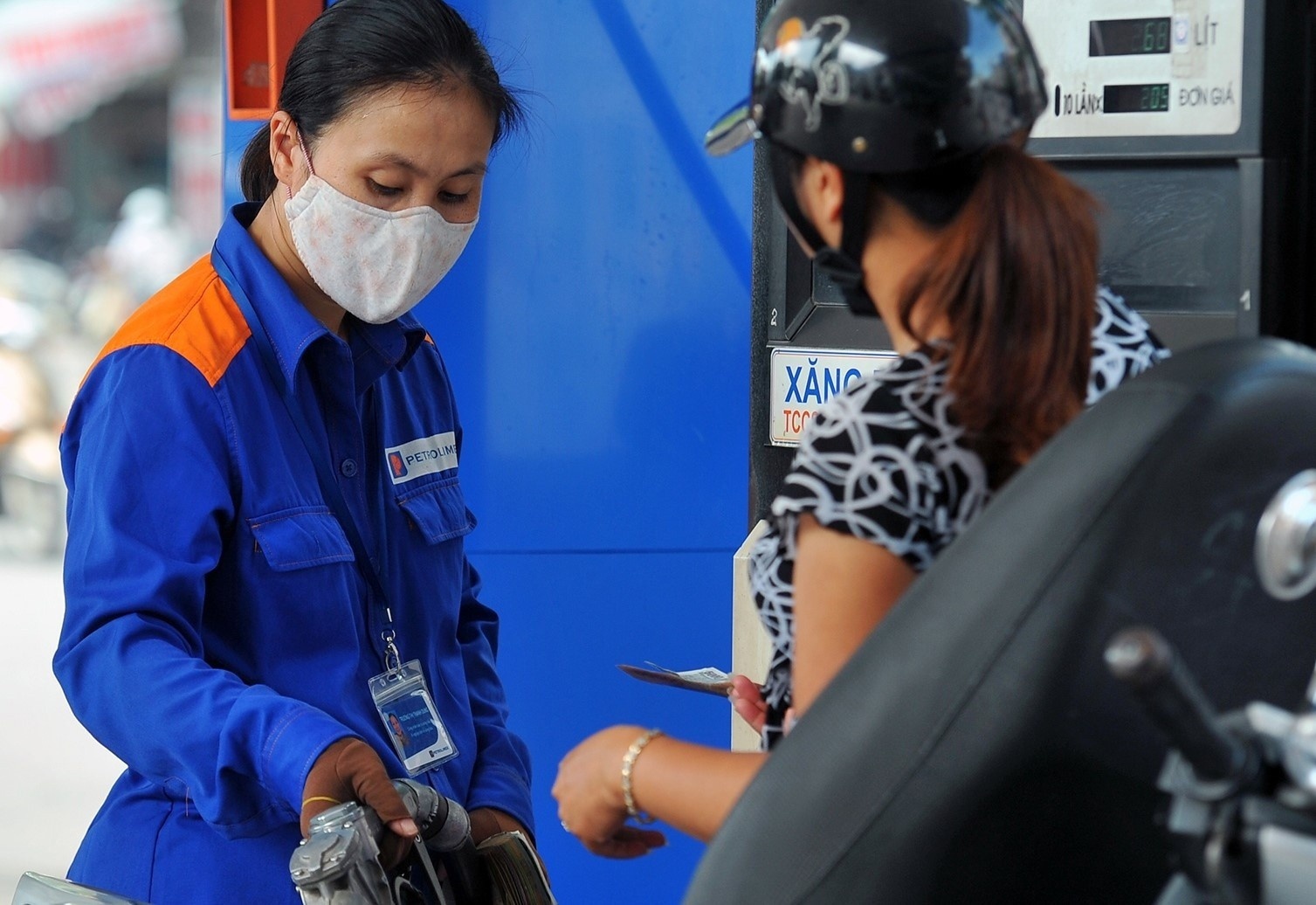 Bo Tai chinh: Bat buoc xuat hoa don dien tu moi lan ban xang dau hinh anh