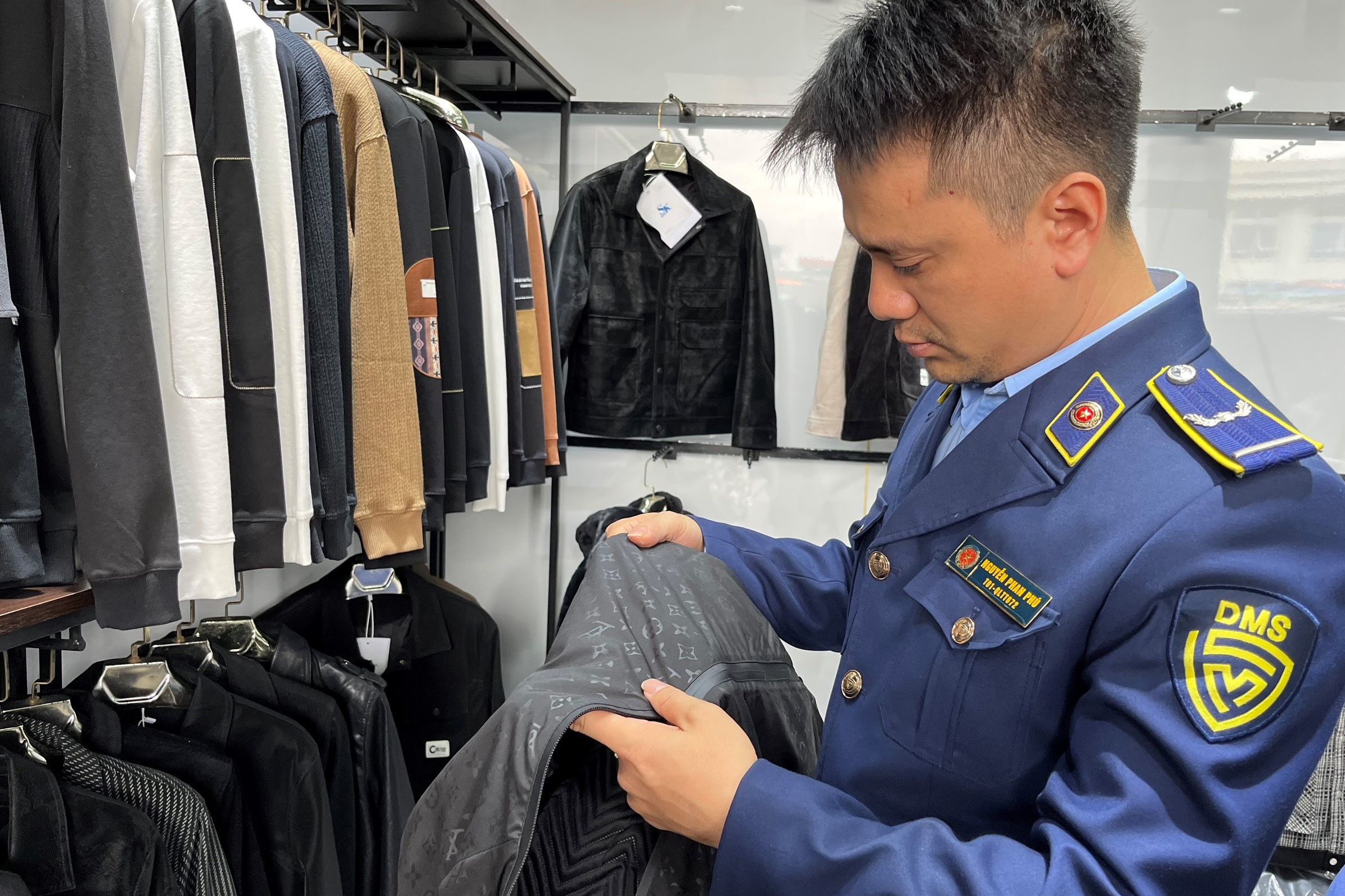 Dot kich tu diem ban hang Gucci, LV gia o cho Ninh Hiep hinh anh