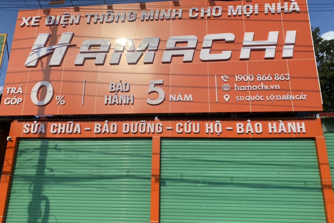 Loat cua hang xe dien dong cua de doi pho doan kiem tra hinh anh