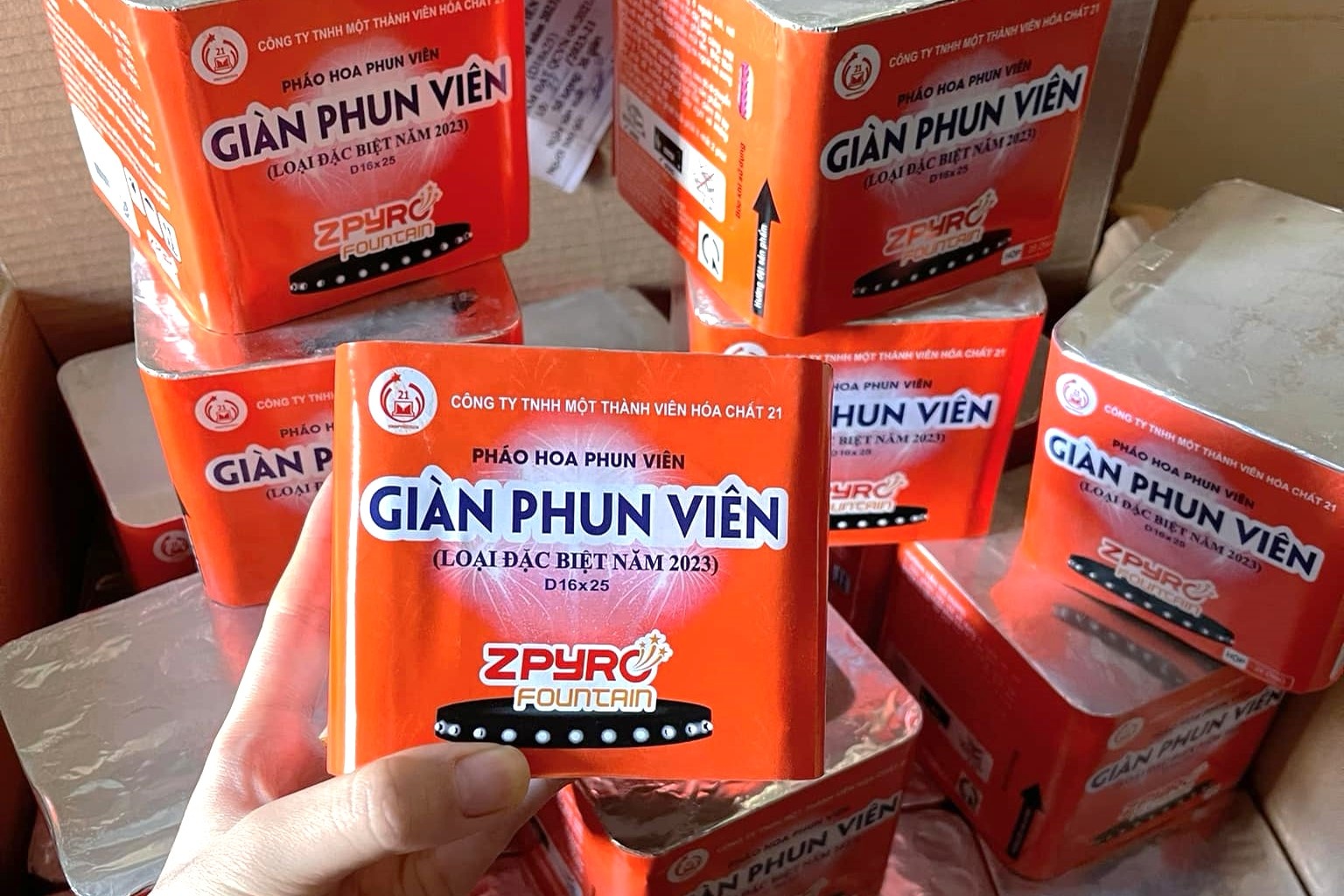 Phao hoa Z121 het thoi 'het gia' gap 2-3 lan hinh anh