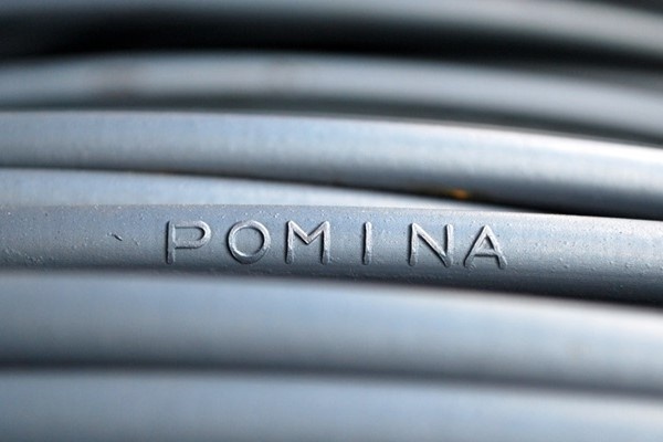 Thep Pomina hop bat thuong ban viec tai cau truc hinh anh