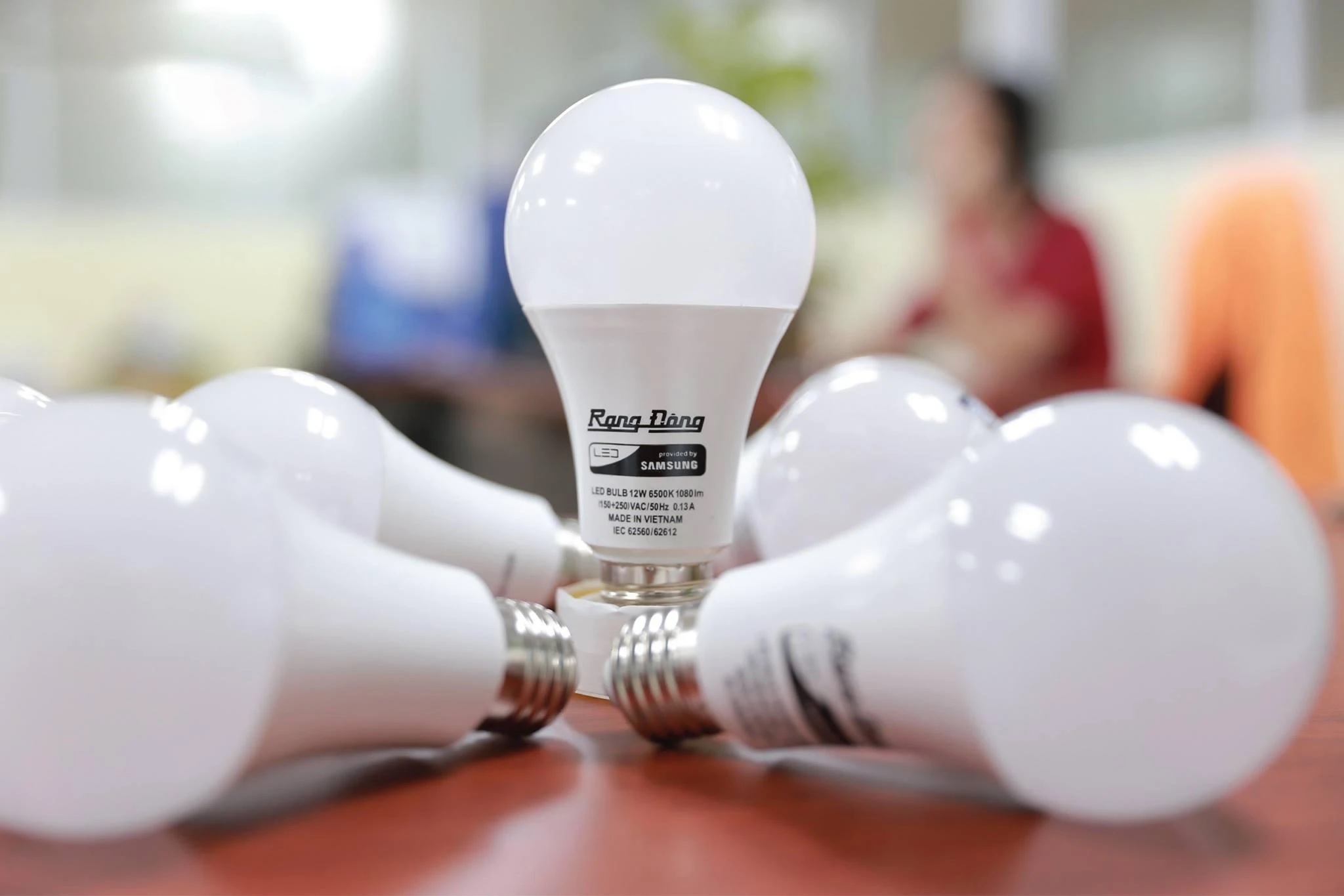 Nha san xuat bong den Rang Dong lai ky luc 1,6 ty dong moi ngay hinh anh