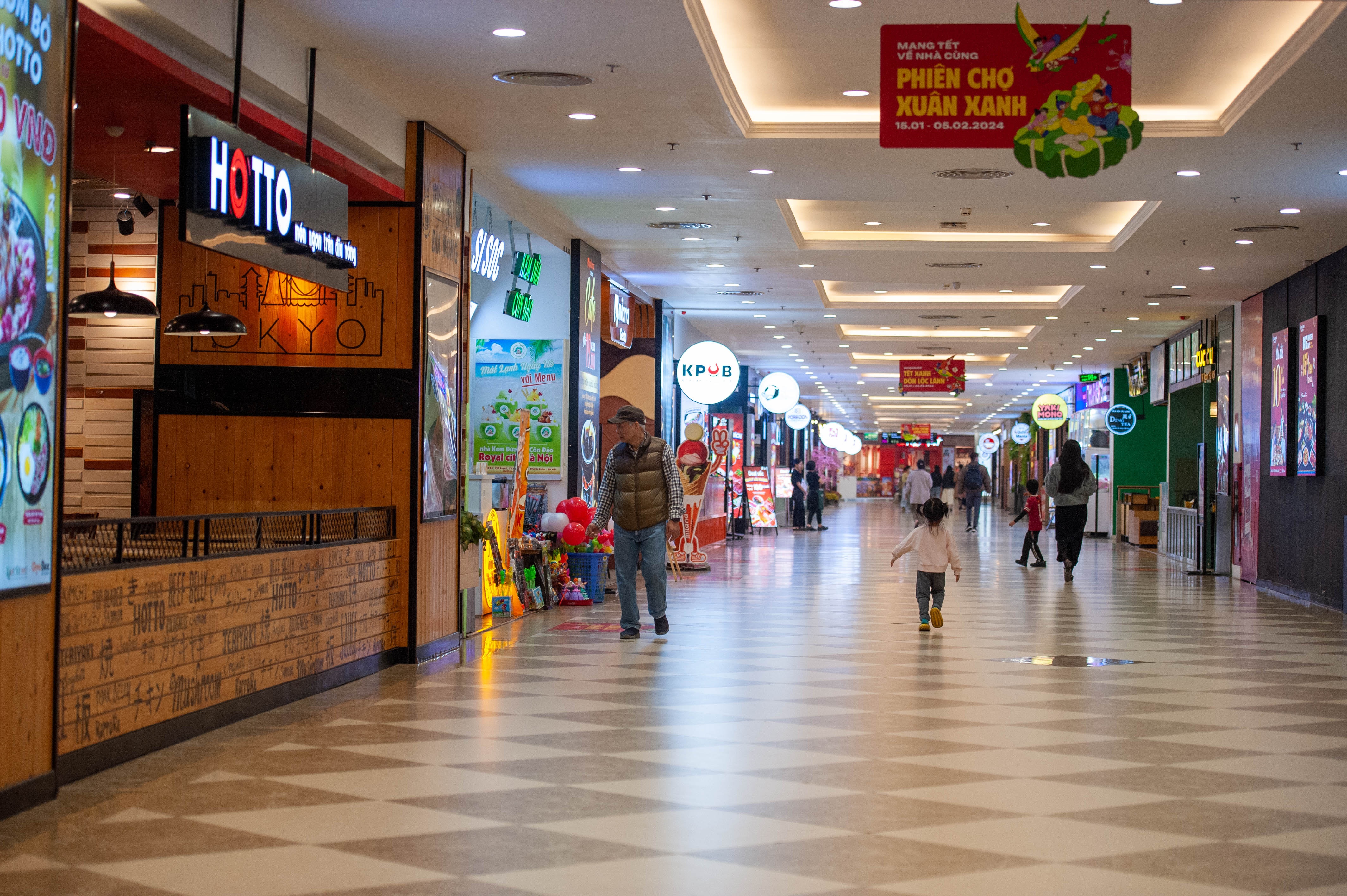 Nghich ly tai cac trung tam thuong mai hinh anh