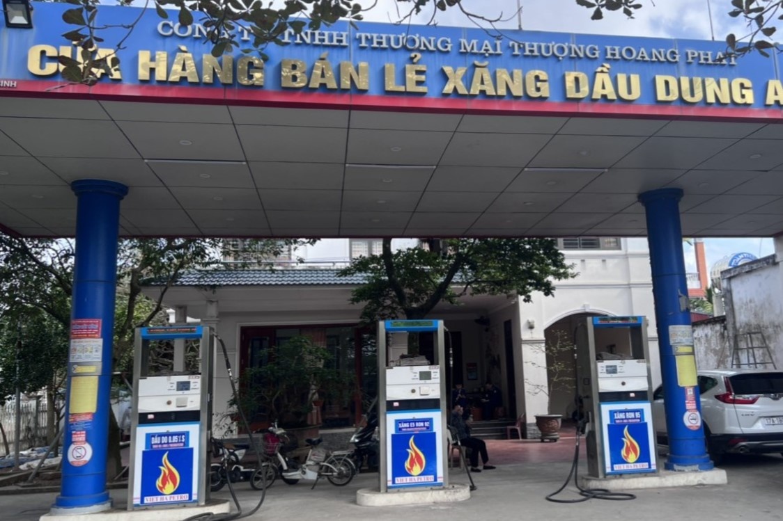 Phat hien cay xang ban gan 6.000 lit xang RON 95 'rom' hinh anh