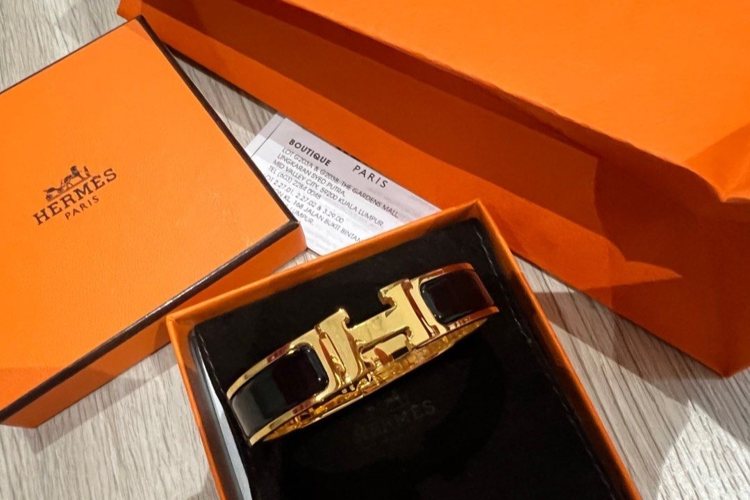 Loat vong tay, giay Hermes, Dior dau gia chi tu 100.000 dong hinh anh