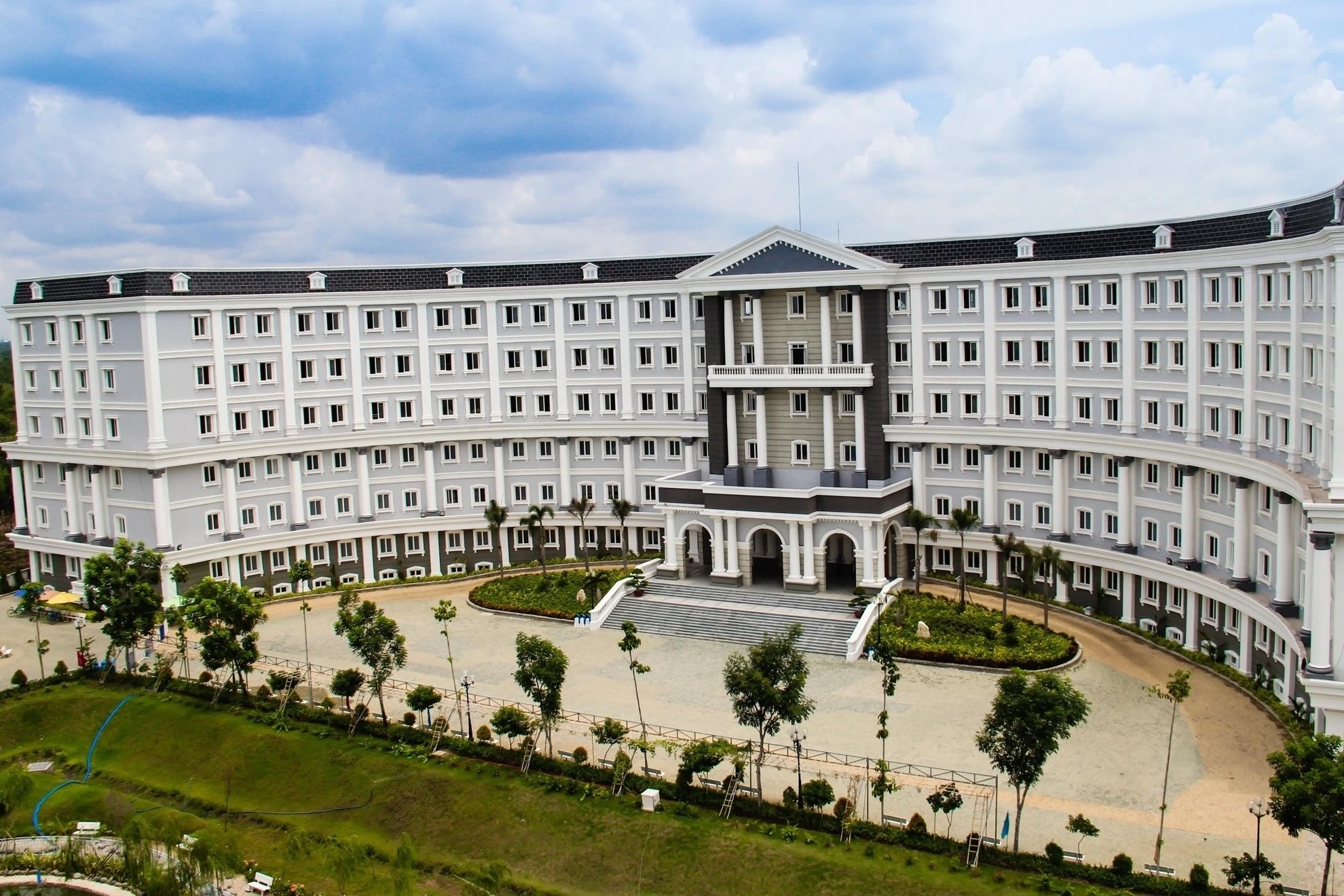 Chu so huu truong Quoc te My AISVN lam an ra sao? hinh anh