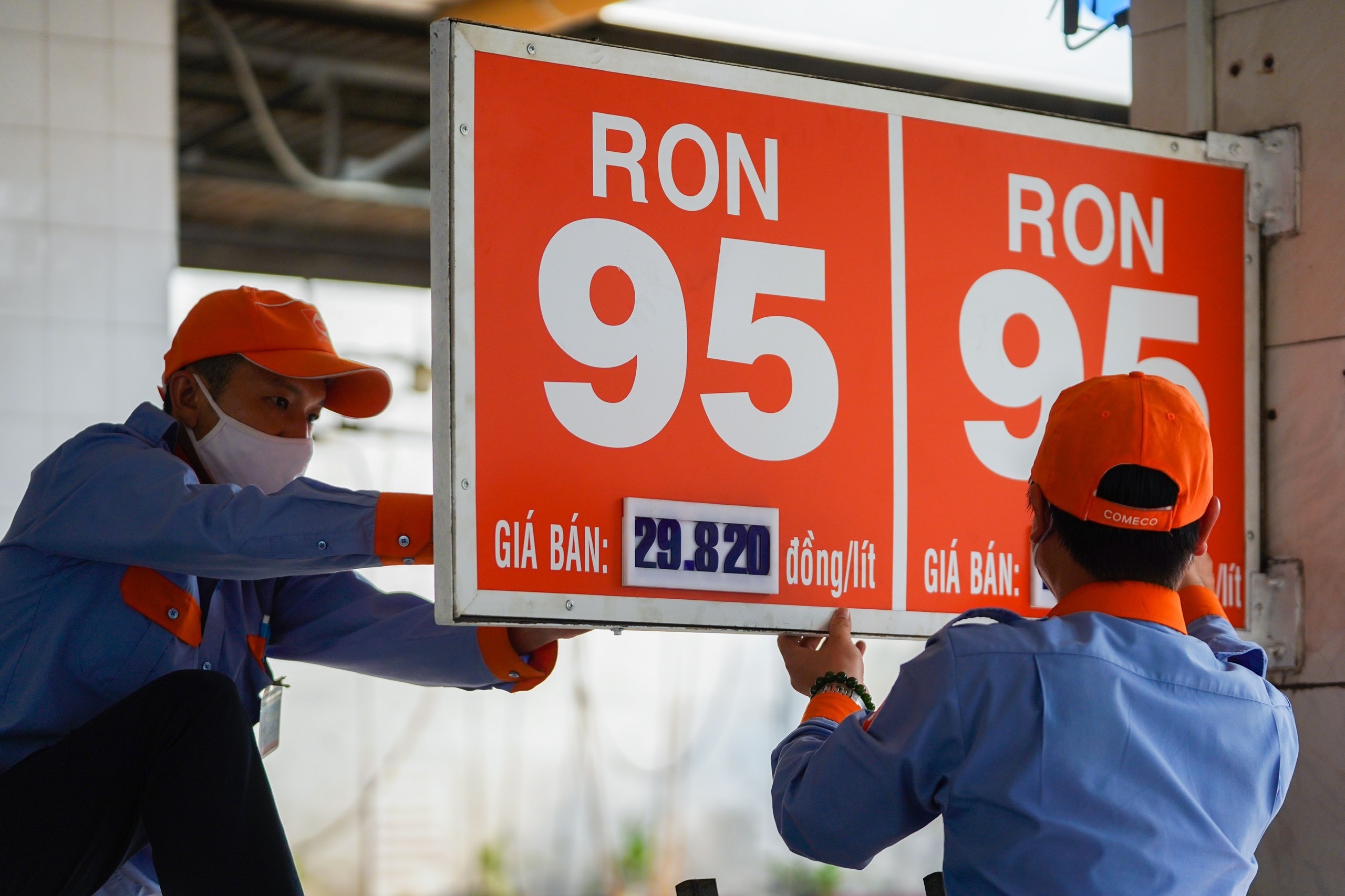 Bo Cong Thuong de xuat cho doanh nghiep tu quyet gia xang dau hinh anh