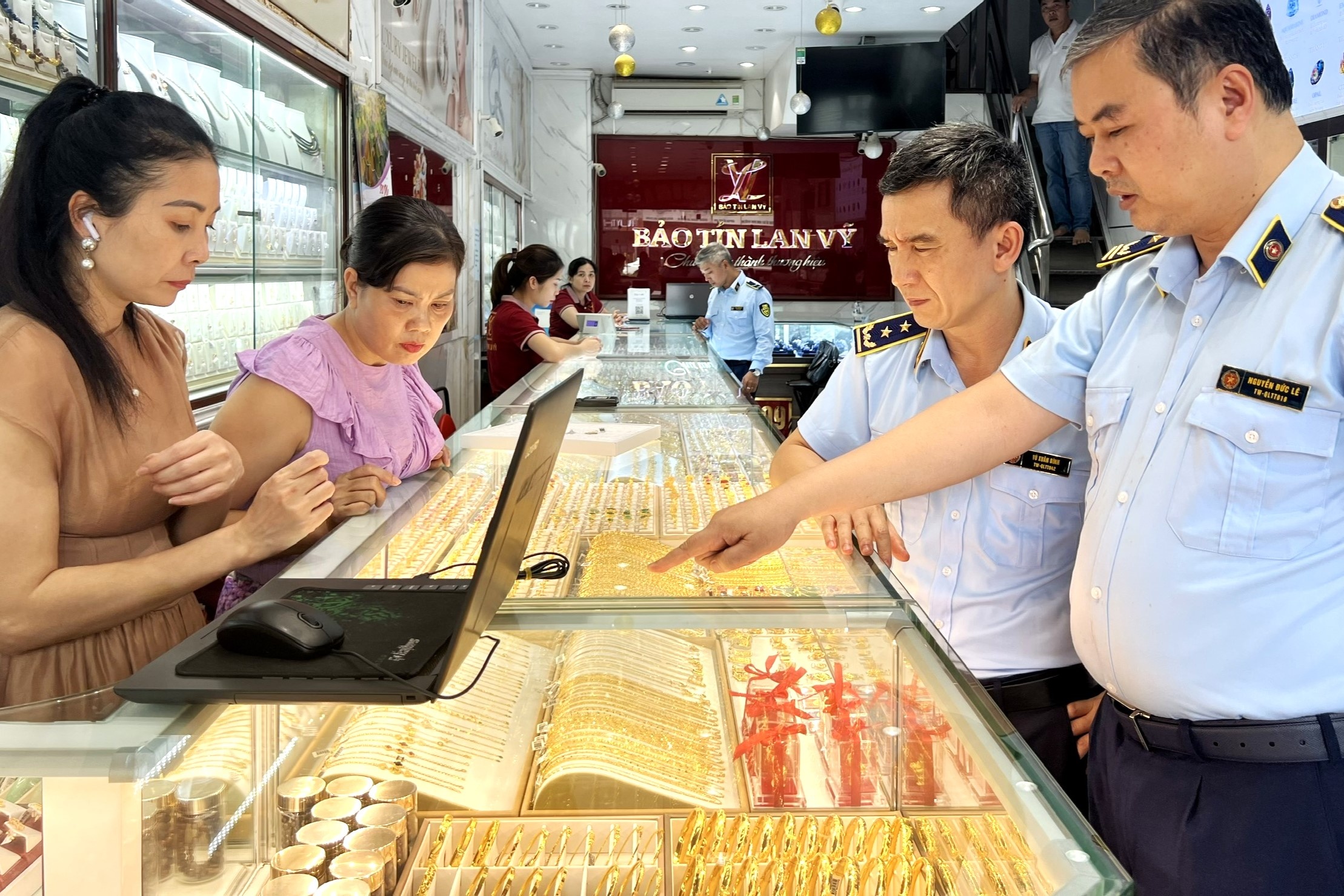 Dong loat kiem tra dot xuat 3 tiem vang o Ha Noi hinh anh