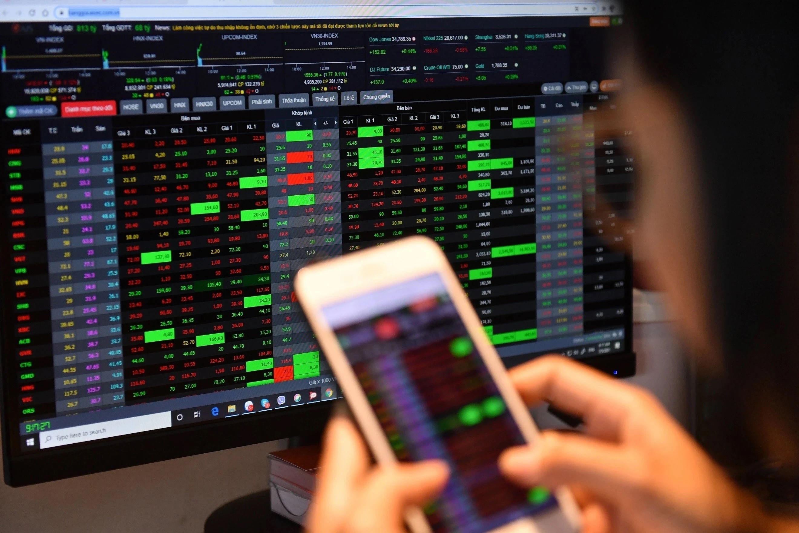 Mot ca nhan bi phat hon nua ty dong vi thao tung gia co phieu hinh anh