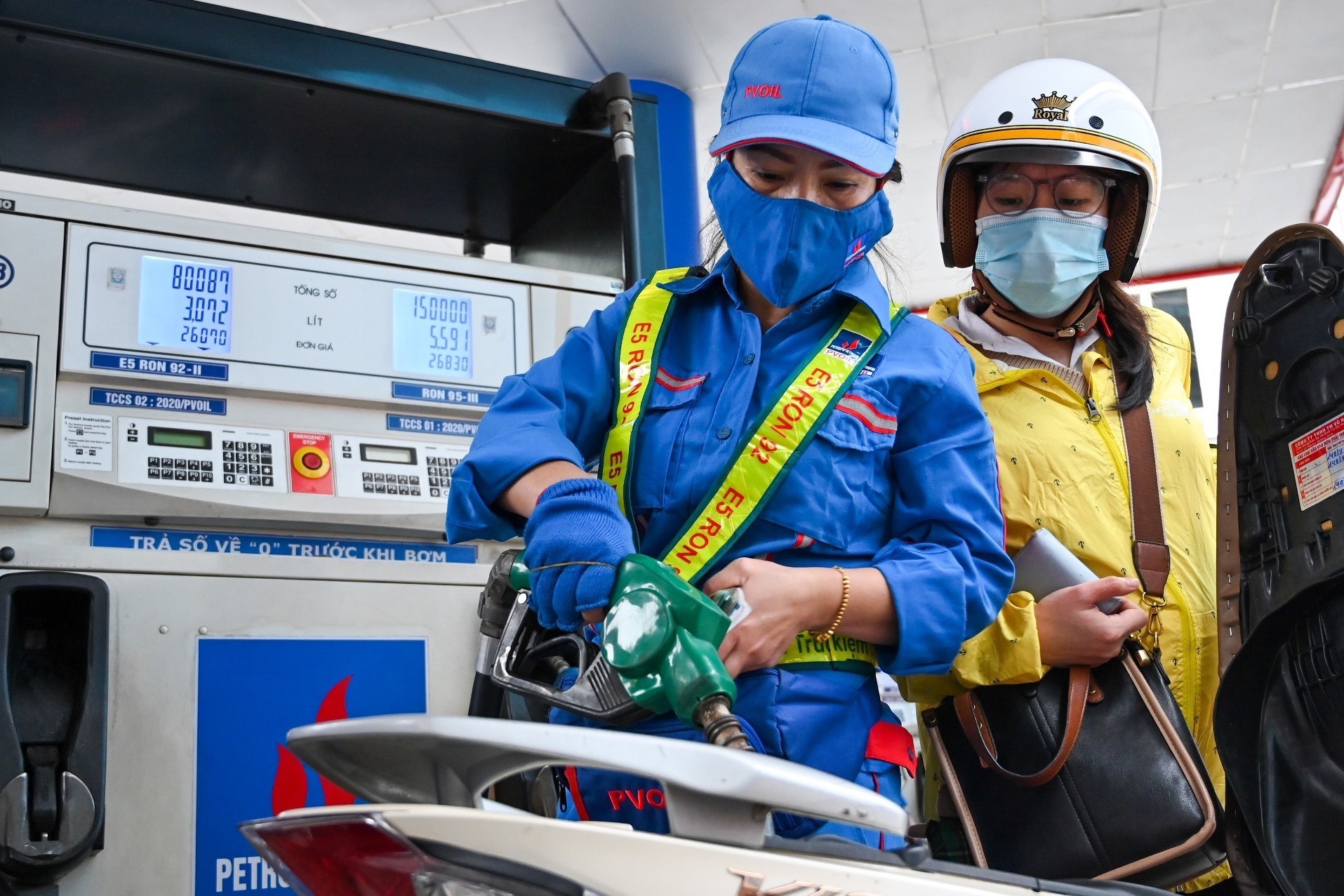 PVOIL muon tang so tram sac xe dien VinFast tai cac cay xang hinh anh