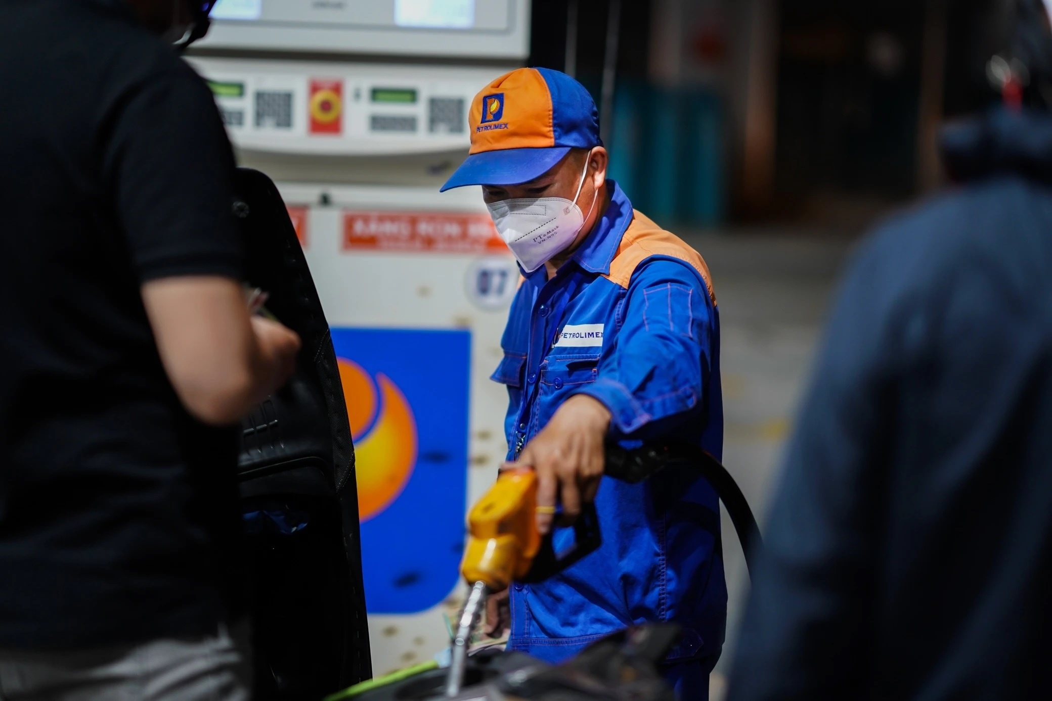 Petrolimex muon ban mang kinh doanh tai Lao, gia khoi diem hon 68 ty hinh anh