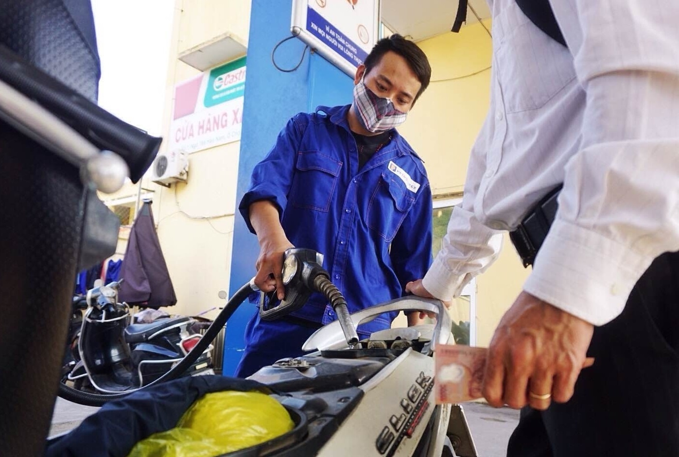 Gia xang co the giam tiep hinh anh