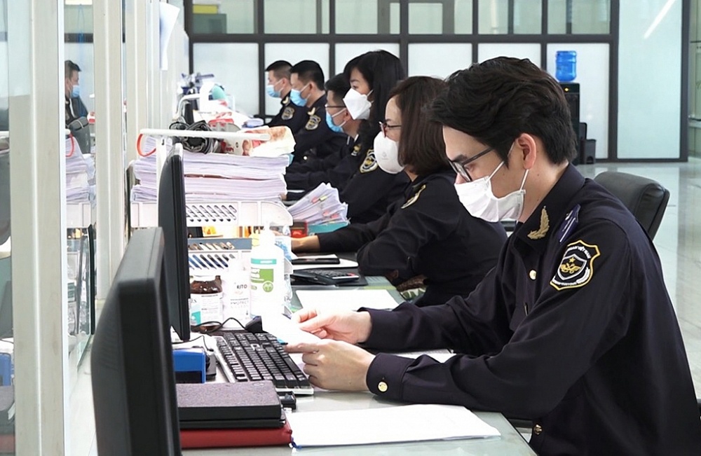 Hang loat sep doanh nghiep bi hoan xuat canh vi no thue hinh anh