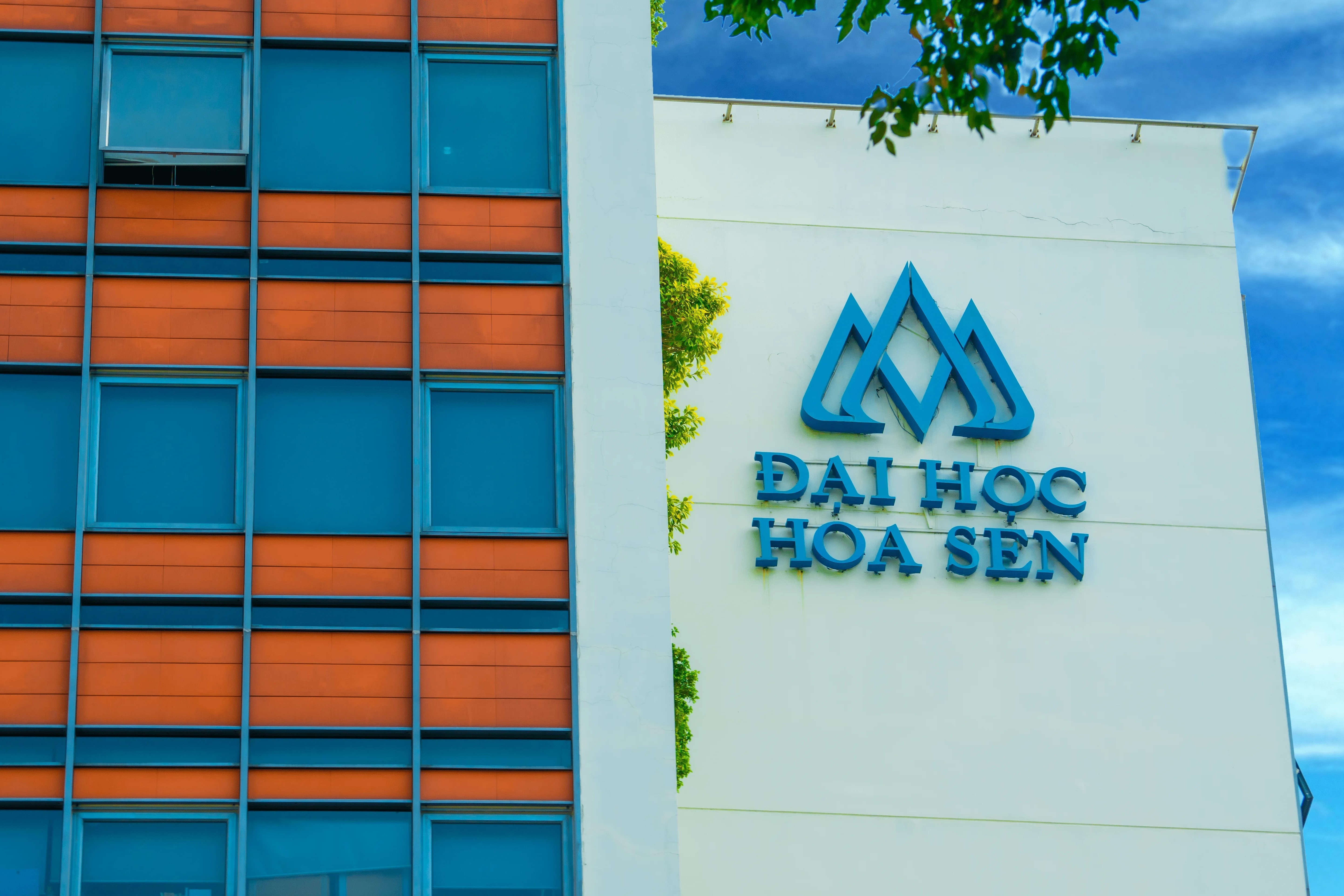 Nguyen Hoang Group muon ban Dai hoc Hoa Sen va Hong Bang hinh anh