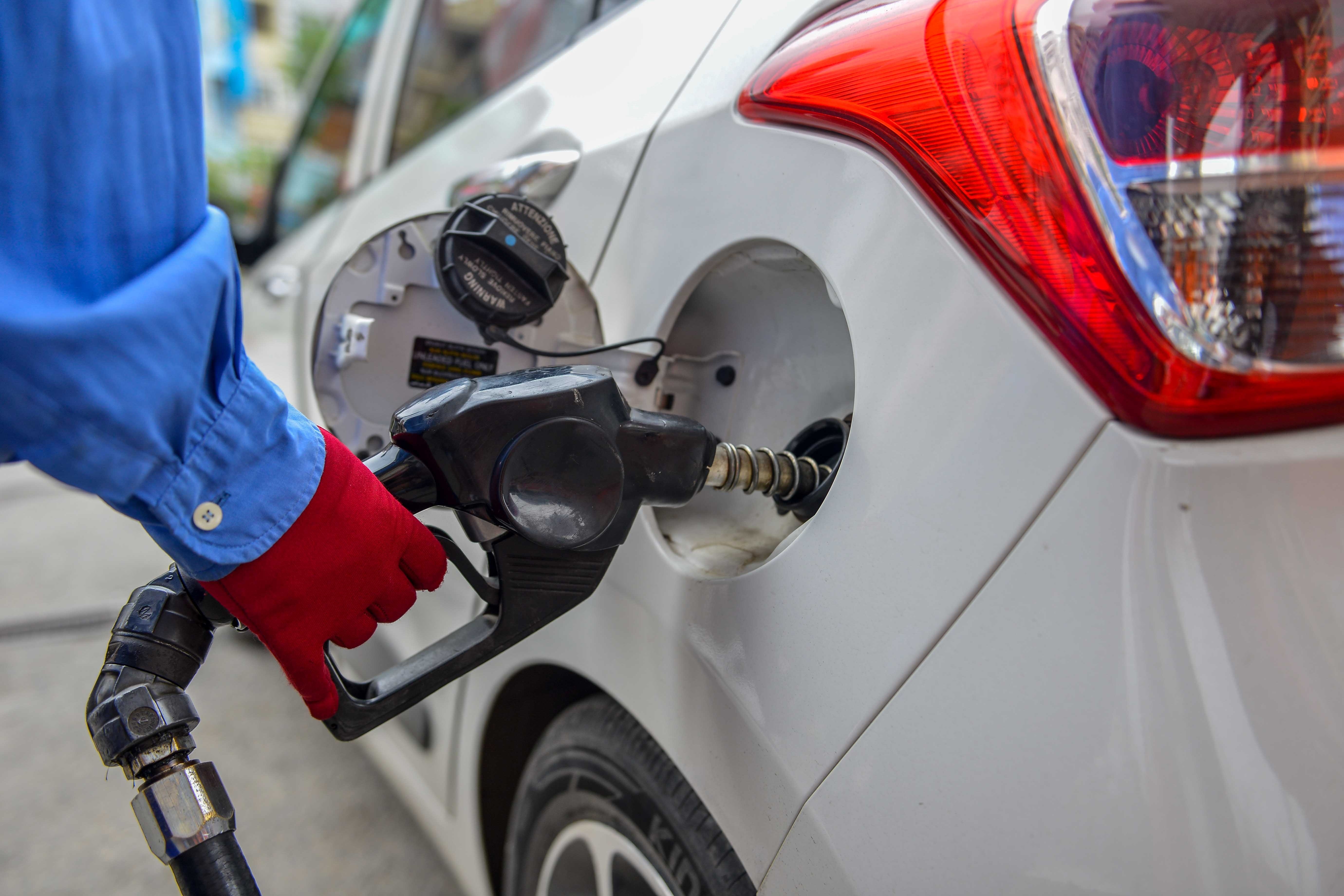 Them doanh nghiep xang dau bi rut giay phep hinh anh