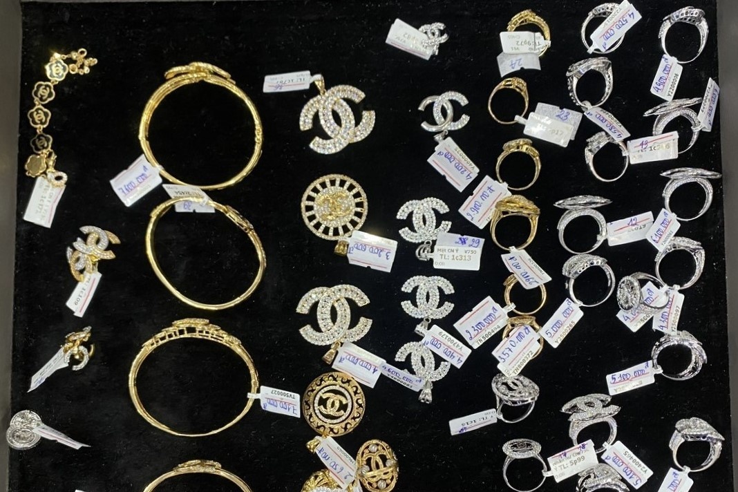 Tiem vang bi phat 205 trieu dong vi ban vang gia mao hinh anh