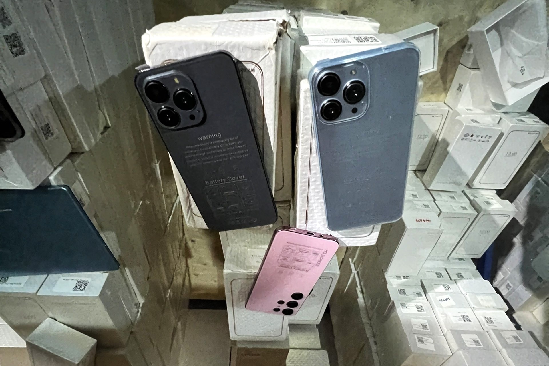 Phat hien kho hang iPhone nghi nhap lau ban tren TikTok Shop hinh anh