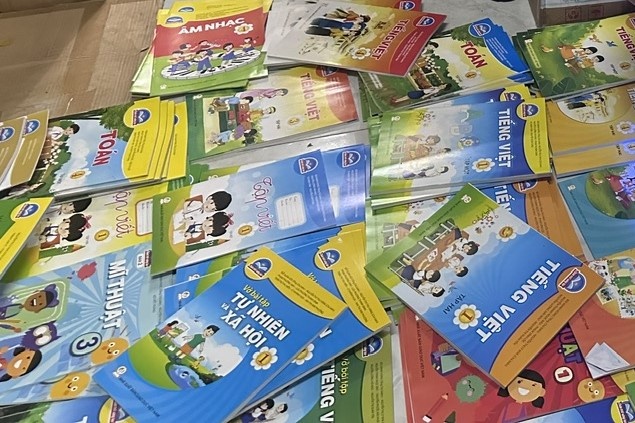 Thu giu hon 40.000 sach giao khoa gia Nha xuat ban Giao duc hinh anh