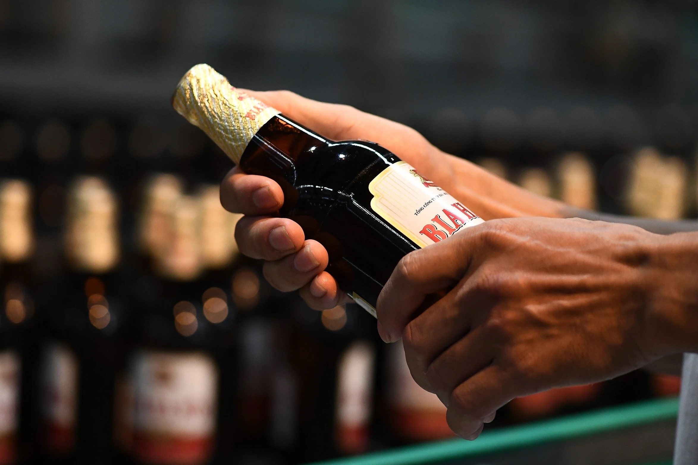 Loi nhuan Sabeco cham day 14 quy, Habeco lai nho giot hinh anh