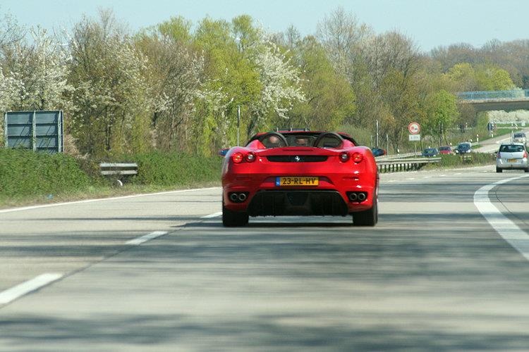 Chay qua toc do, thanh nien cai canh sat 'Ferrari no phai the!' hinh anh