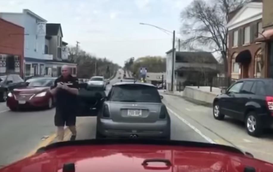 Chia sung vao chu xe khac vi khong cho vuot hinh anh