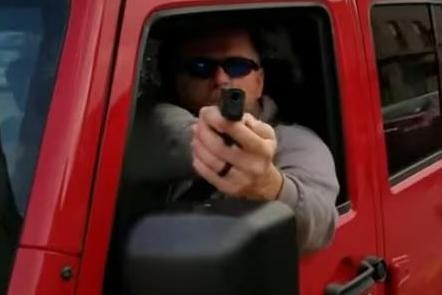 Xin vuot khong duoc, chu xe Jeep rut sung doa ban hinh anh