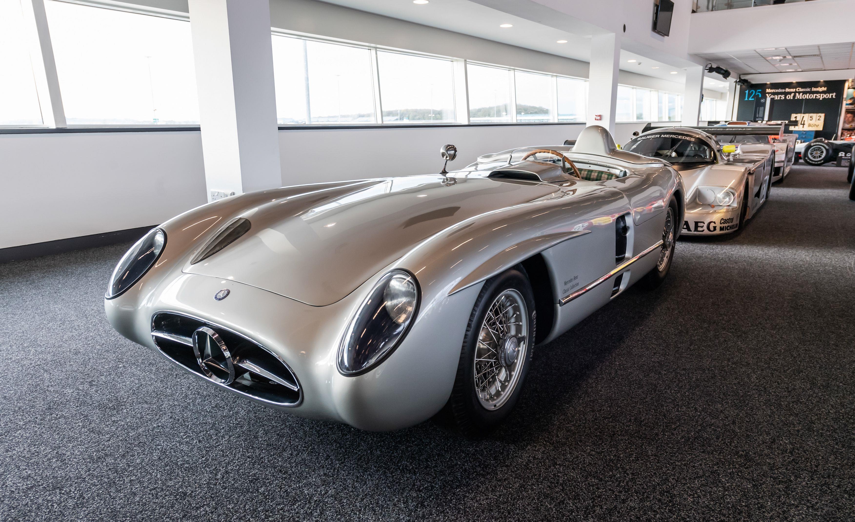 Chiec xe dua Mercedes-Benz tung khien 83 nguoi thiet mang hinh anh