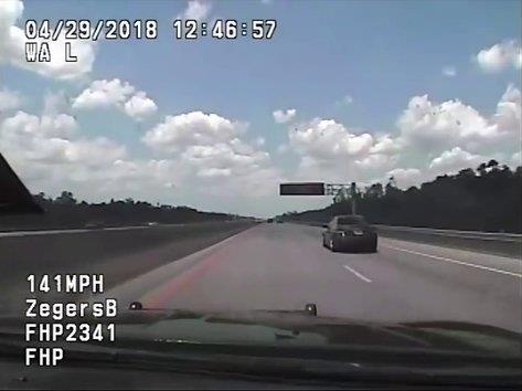 Truy duoi nghi pham o toc do 225 km/h, xe canh sat bat ngo boc chay hinh anh