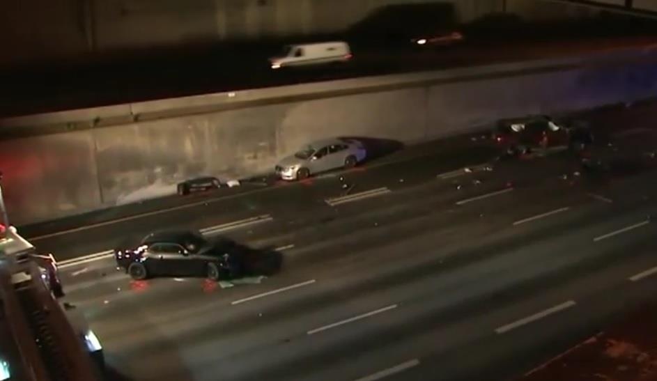 Chay tron canh sat, dam xe hang loat tai My hinh anh