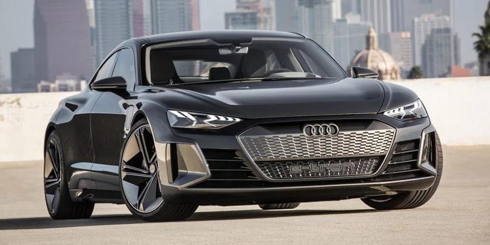 Audi E-Tron GT bi lam gia tieng dong co trong phim anh 3