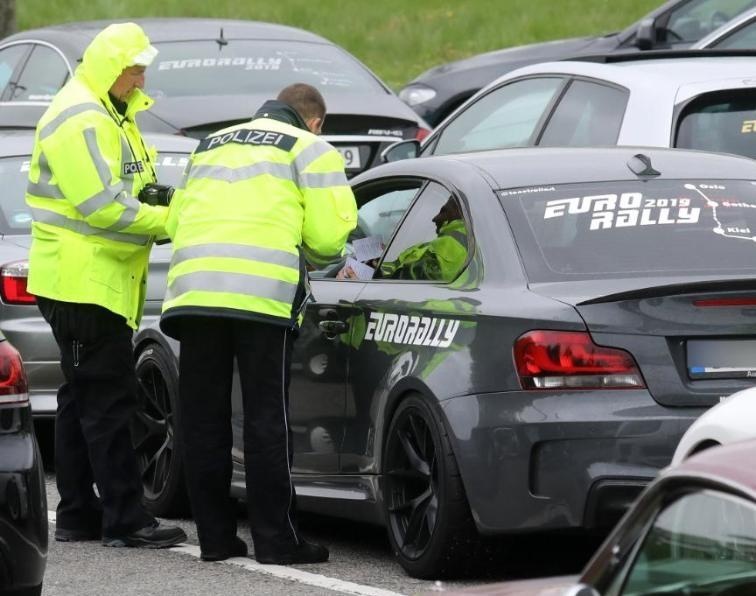 Bat giu hang tram oto dinh to chuc dua xe tren cao toc Autobahn hinh anh