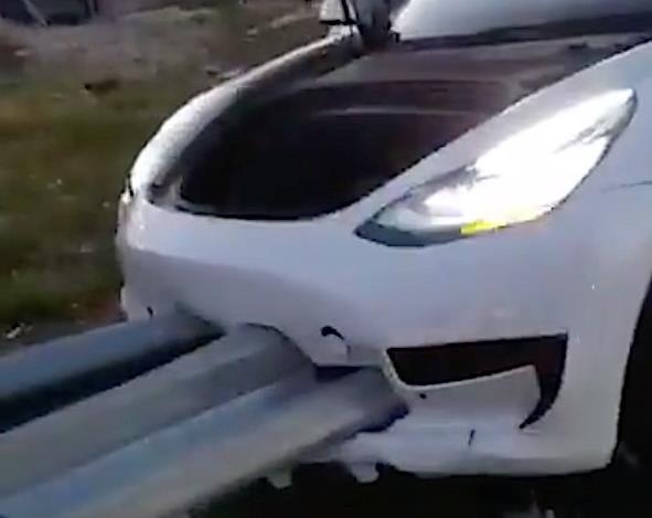 Tesla Model 3 dam xuyen tao vao dai phan cach hinh anh