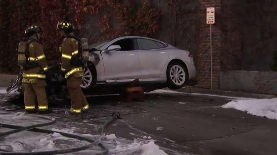 Tesla Model S lai boc chay anh 4