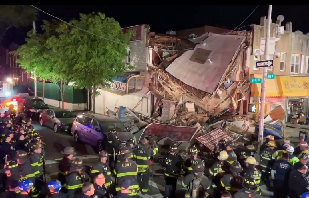 Xe BMW dam sap ca toa nha, khong ai thiet mang hinh anh