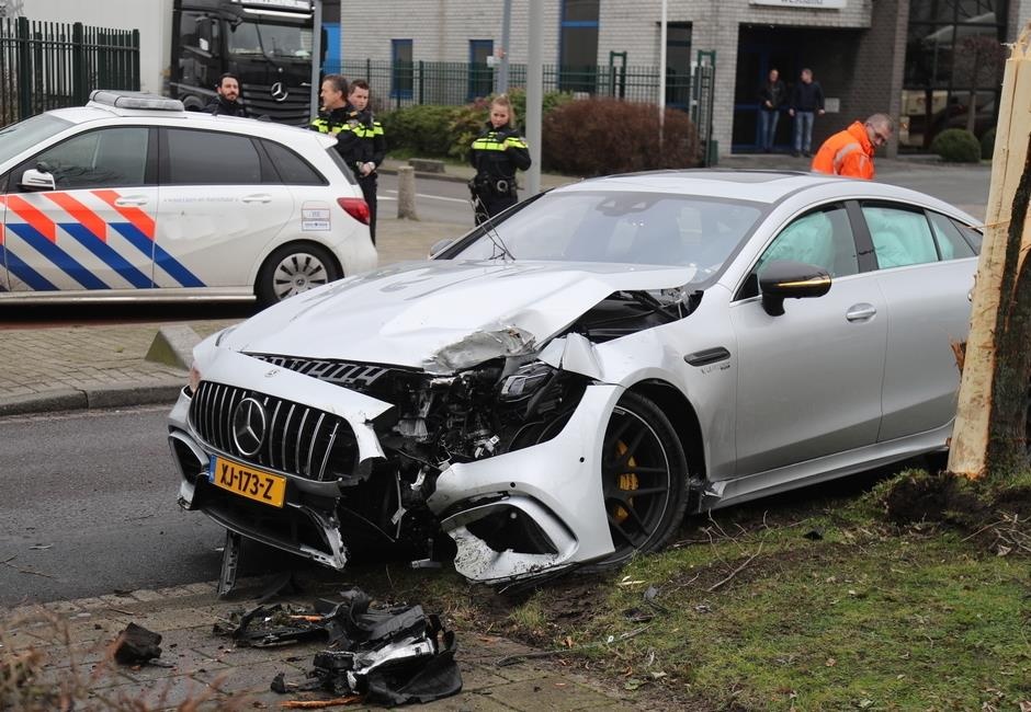 Trom Mercedes-AMG cua ban, gay tai nan voi BMW hinh anh