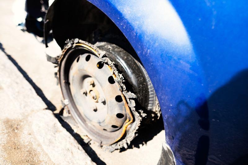 Thanh niên 'cứng' lái xe BMW không lốp ảnh 2 Thanh nien 'cung' lai xe BMW khong lop anh 2