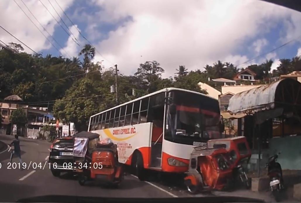 Xe buyt Philippines mat lai dam hang loat xe hinh anh